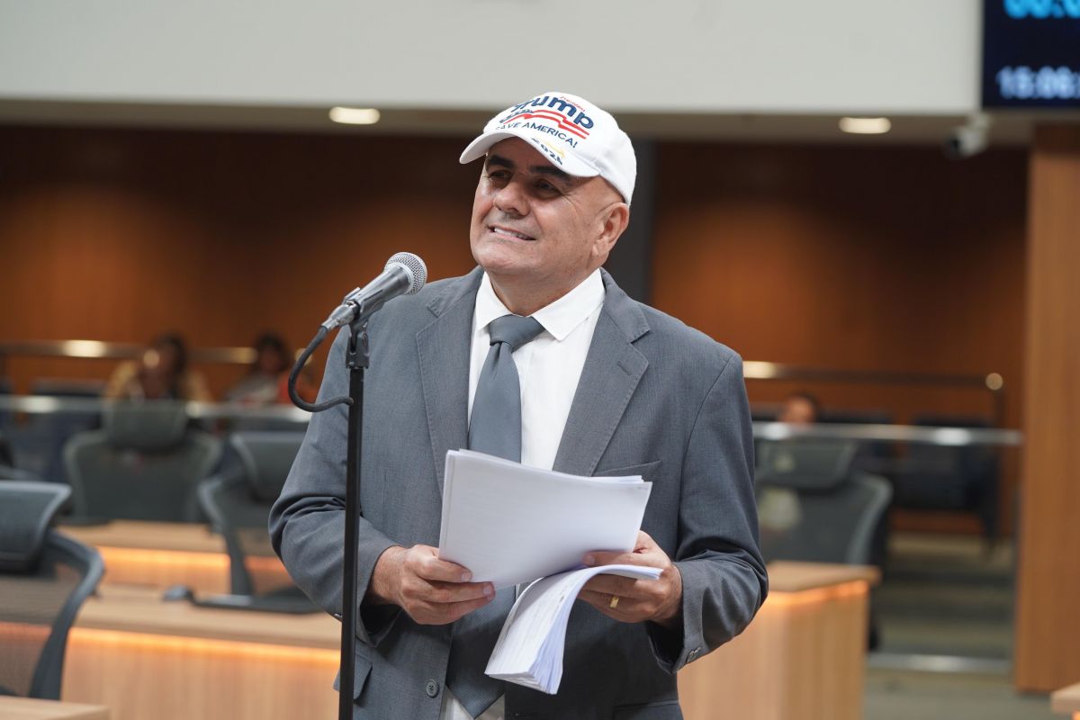 Deputado Paulo Cezar Martins exibe apoio a Trump com boné durante discurso na Alego